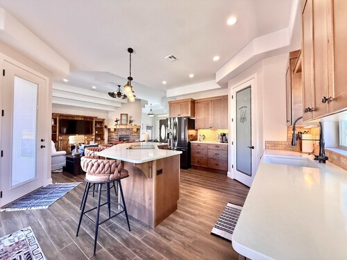 Upscale 4 bedroom home near Zion w/pool & hot tub