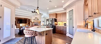 Upscale 4 bedroom home near Zion w/pool & hot tub