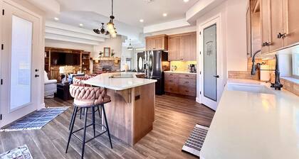 Upscale 4 bedroom home near Zion w/pool & hot tub