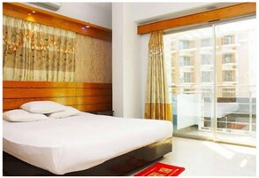 Quarto casal luxo, sacada, vista para a praia | Wi-Fi de cortesia