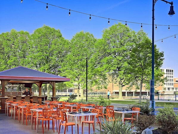 Outdoor dining - Elegant Room Near MIT, Harvard & Faneuil Hall (Cambridge)