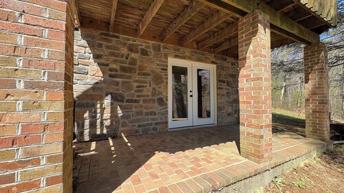 Black Bear Log Cabin located near Virginia Tech in the Jefferson National Forest