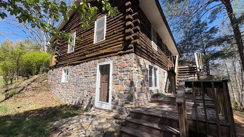 Black Bear Log Cabin located near Virginia Tech in the Jefferson National Forest