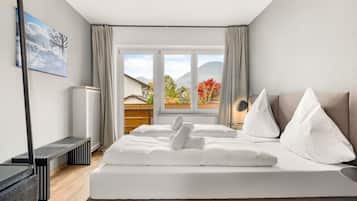 3 bedrooms, desk, iron/ironing board, travel crib