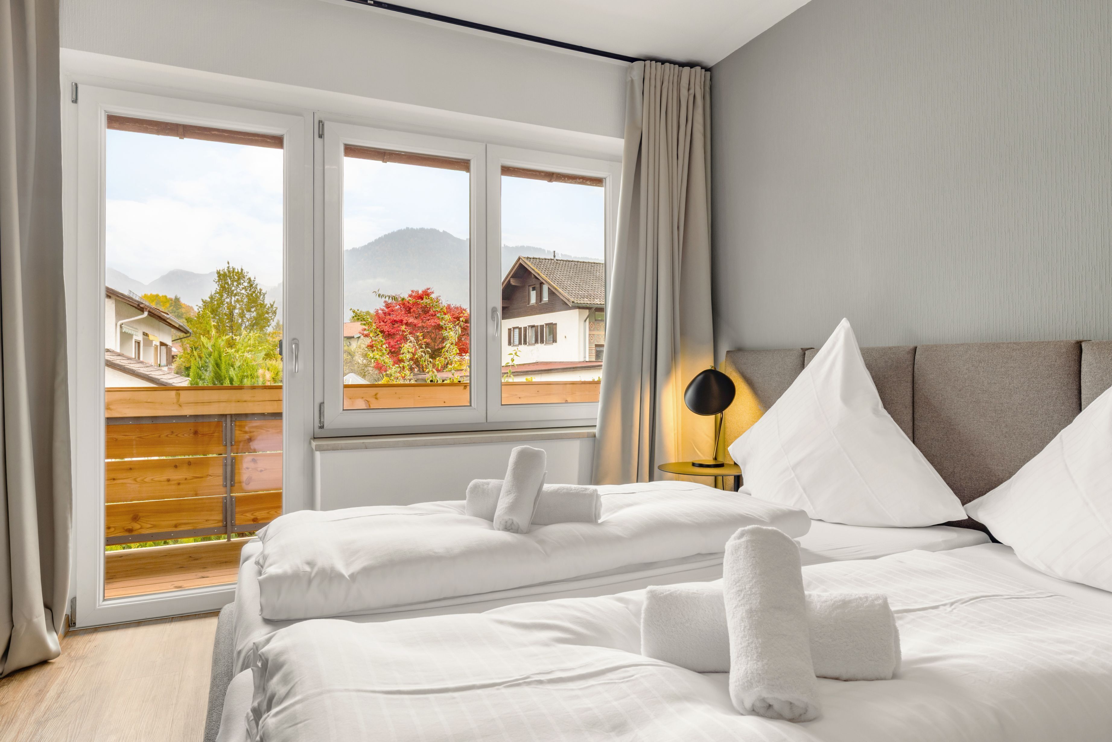 3 soverom, skrivebord, strykejern/-brett og reiseseng for barn