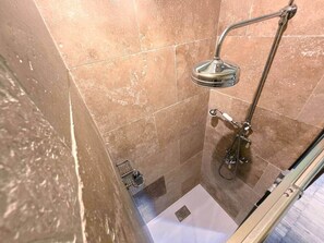 Haartrockner, Handtücher, Seife, Shampoo
