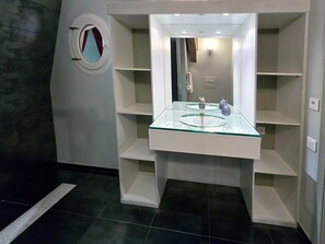 مجففات شعر، مناشف، صابون، شامبو