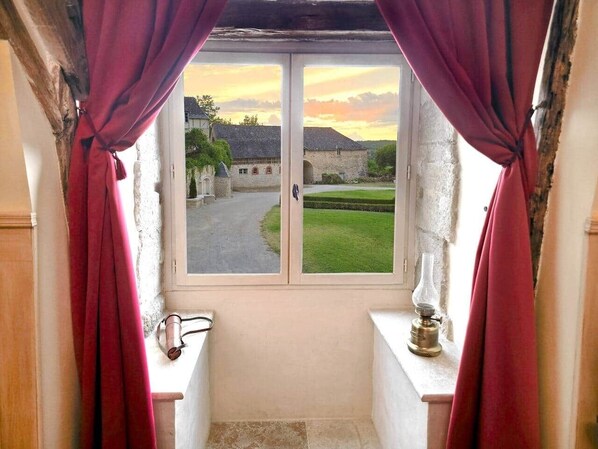 المنشأة من الداخل