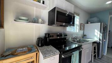 Microondas, horno y placa de cocina