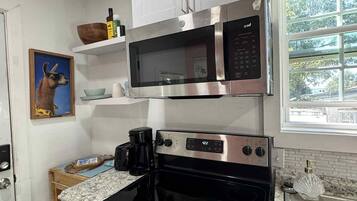 Een magnetron, een oven, een kookplaat