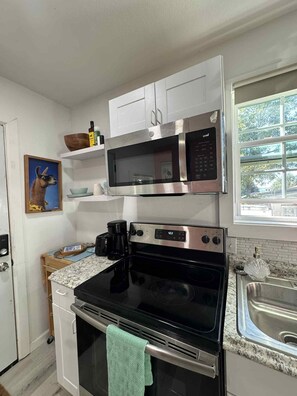 Een magnetron, een oven, een kookplaat