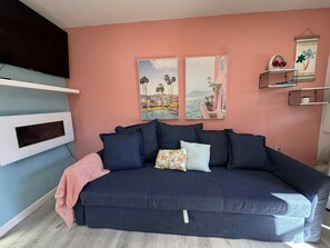 Een televisie en een open haard