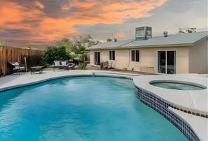 Pool - Pool & Hot Tub, Quiet Neighborhood, Just 2 Miles to The Strip! Sleeps up to 8! (Las Vegas)