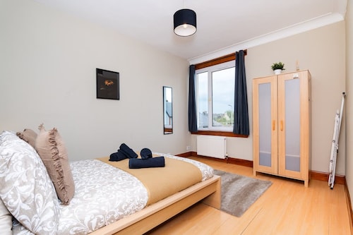 2bed Upper Cottage Flat-on Street Parking