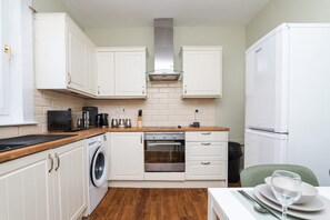 Apartment | 2 bedrooms - 2bed Upper Cottage Flat-on Street Parking (Grangemouth)
