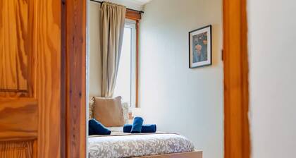 2bed Upper Cottage Flat-on Street Parking