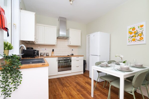 Apartment | 2 bedrooms - 2bed Upper Cottage Flat-on Street Parking (Grangemouth)