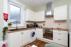 Apartment | 2 bedrooms - 2bed Upper Cottage Flat-on Street Parking (Grangemouth)