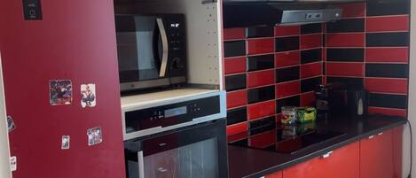 Microondas, horno y placa de cocina