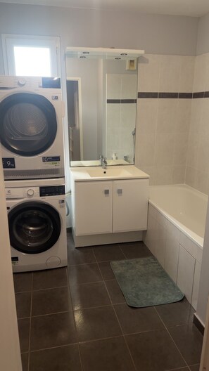 Serviettes fournies, savon, papier toilette