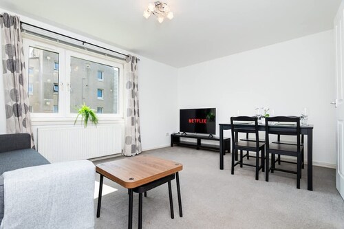 2 Bedroom Flat - Free Parking