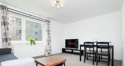 2 Bedroom Flat - Free Parking