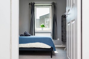 Apartment | 2 bedrooms - 2 Bedroom Flat - Free Parking (Clydebank)