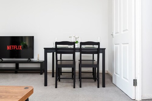 2 Bedroom Flat - Free Parking