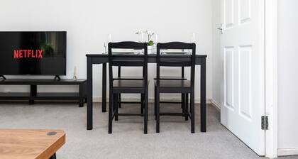 2 Bedroom Flat - Free Parking