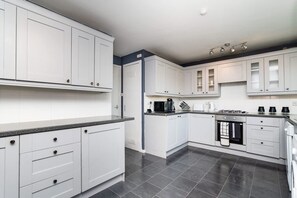 Apartment | 2 bedrooms - 2 Bedroom Flat - Free Parking (Clydebank)