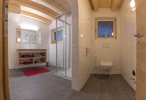 Shower, hair dryer, towels, soap - Modern apartment built with heart and soul in Mayrhofen, 15 minutes to the Penkenbahn cable car (Mayrhofen)