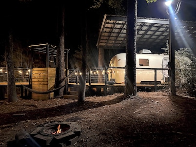 Vintage Airstream Camper w/AC. Secluded Stay