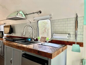 Private kitchen - Vintage Airstream Camper w/AC. Secluded Stay (Huntsville)