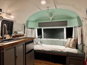 Room - Vintage Airstream Camper w/AC. Secluded Stay (Huntsville)