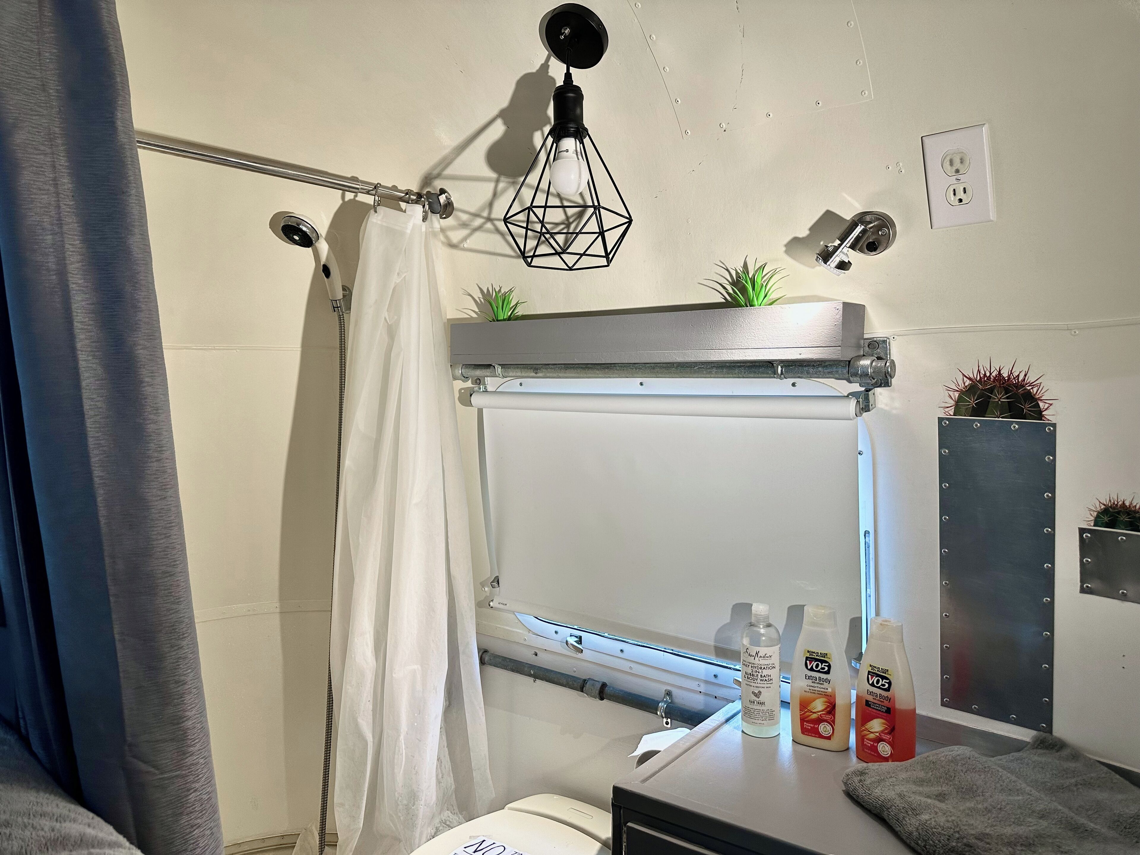 Douche, séchoir à cheveux, serviettes fournies, savon