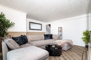 House - 2 Bedroom House-free Parking (Dunfermline)