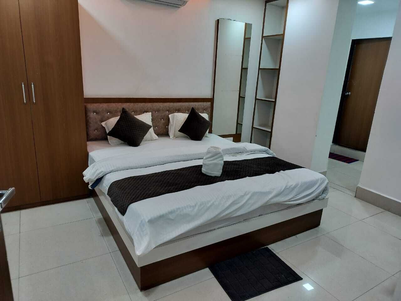 Premium Double Room, Smoking | Premium bedding, down duvets, desk, laptop workspace