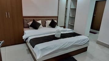 Premium Double Room, Smoking | Premium bedding, down duvets, desk, laptop workspace