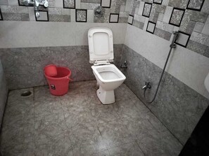 Dusche, Bademäntel, Hausschuhe, Handtücher