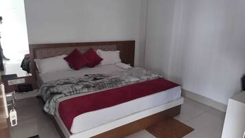 Habitació doble Deluxe, 1 dormitori, fumadors, vistes a la ciutat | Escriptori, espai de treball apte per a portàtils i wifi gratuïta