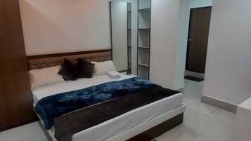 Doppia Deluxe, 1 camera da letto, fumatori, vista città | Una scrivania, postazione laptop, Wi-Fi gratuito