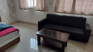 Habitació doble Deluxe, 1 dormitori, fumadors, vistes a la ciutat | Escriptori, espai de treball apte per a portàtils i wifi gratuïta