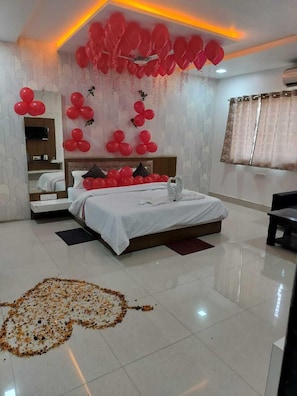 Premium bedding, down duvets, desk, laptop workspace - Hotel Vista Haven (Patna)
