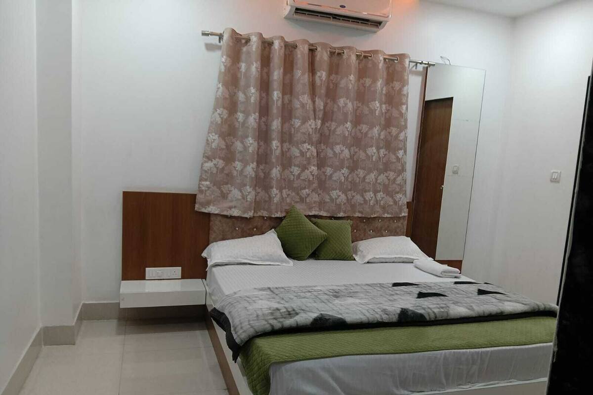 Deluxe-Doppelzimmer, 1 Schlafzimmer, Raucher, Stadtblick | Schreibtisch, laptopgeeigneter Arbeitsplatz, kostenloses WLAN