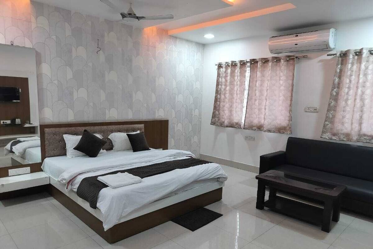 Deluxe tweepersoonskamer, 1 slaapkamer, roken, uitzicht op stad | Luxe beddengoed, donzen dekbedden, een bureau, een laptopwerkplek