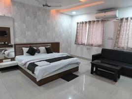 Deluxe Double Room, 1 Bedroom, Smoking, City View | Premium bedding, down comforters, desk, laptop workspace