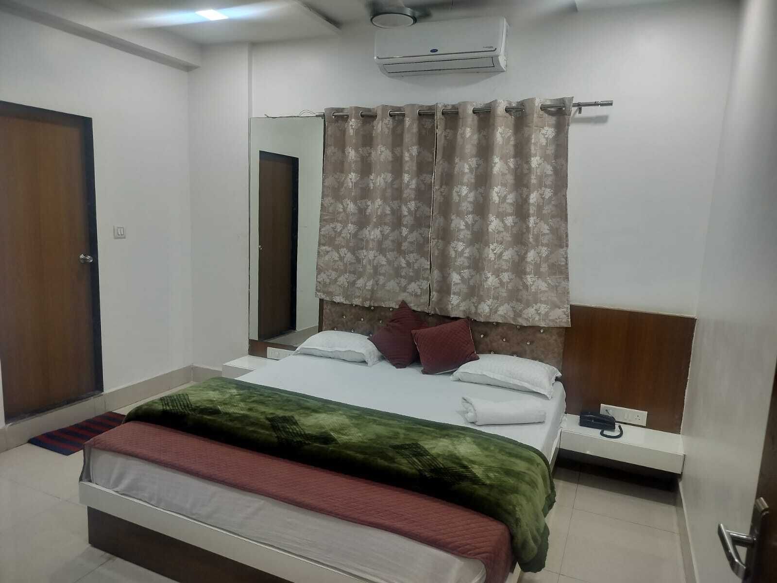 Premium Double Room, Smoking | Desk, laptop workspace, free WiFi