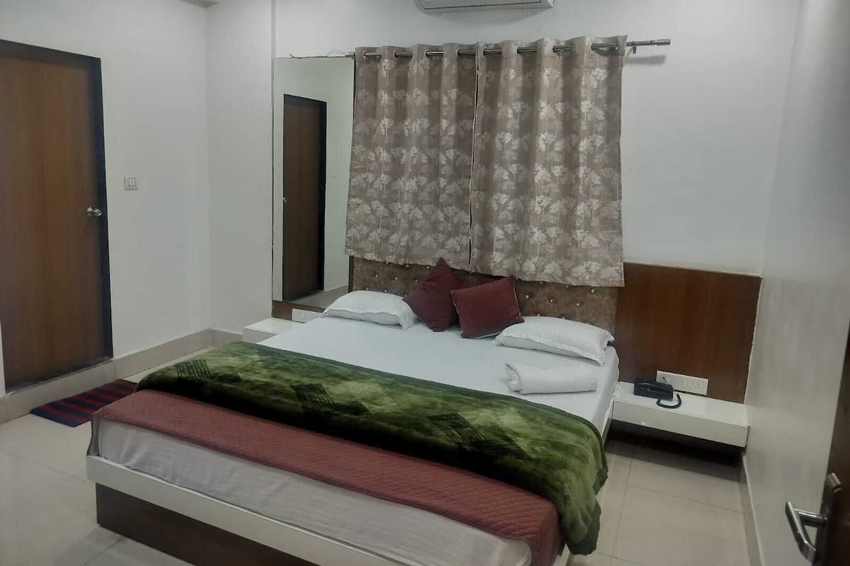 Premium dubbelrum - rökare | Skrivbord, arbetsyta för laptop och gratis wi-fi