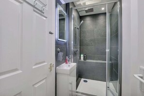 House - Spacious 4 Bedroom House With Parking (Gateshead)