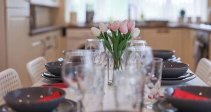 Spacious 4 Bedroom House With Parking